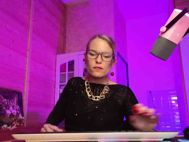 Findom_Lady_Shine webcam