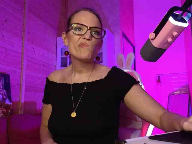 Findom_Lady_Shine webcam