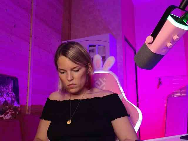 Findom_Lady_Shine webcam