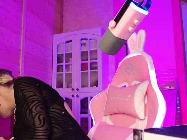 Findom_Lady_Shine webcam