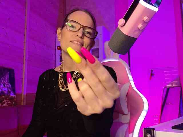 Findom_Lady_Shine webcam