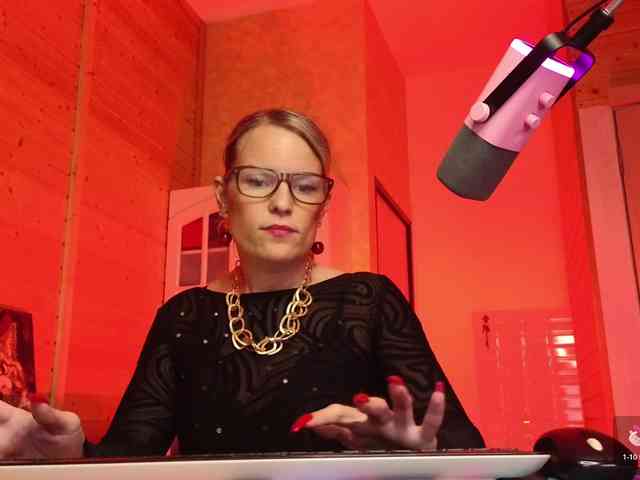 Findom_Lady_Shine webcam