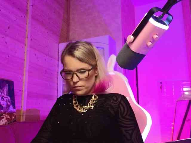 Findom_Lady_Shine webcam