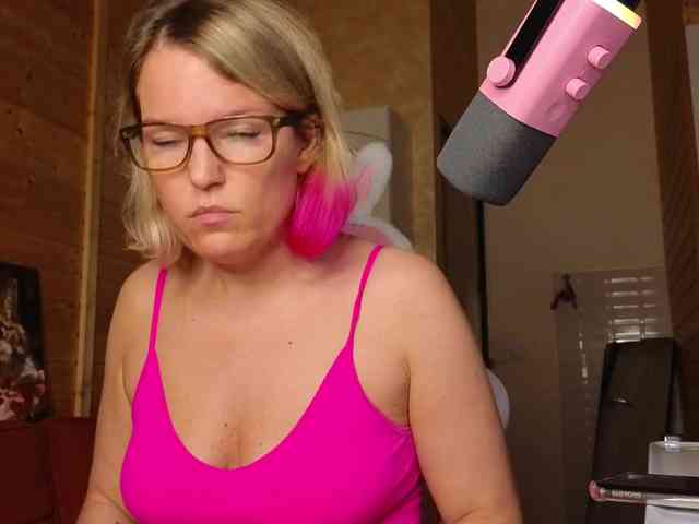 Findom_Lady_Shine webcam