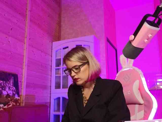 Findom_Lady_Shine webcam