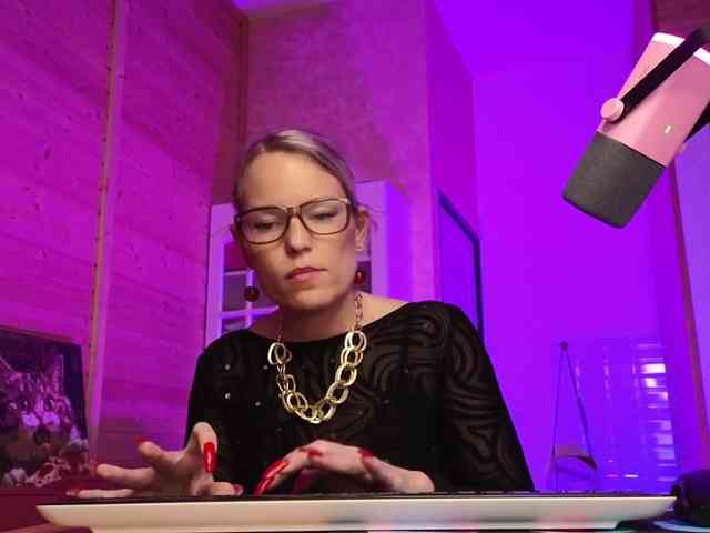 Findom_Lady_Shine webcam