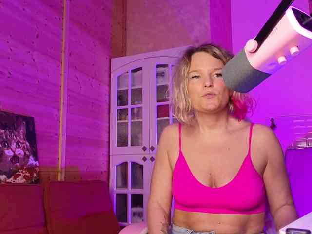 Findom_Lady_Shine webcam
