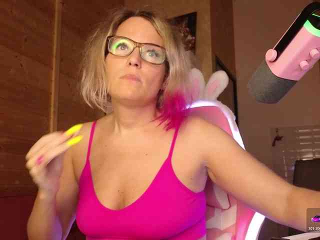 Findom_Lady_Shine webcam