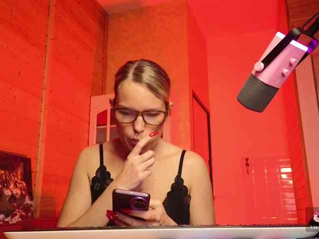 Findom_Lady_Shine webcam