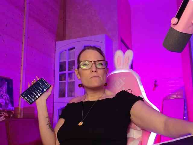 Findom_Lady_Shine webcam