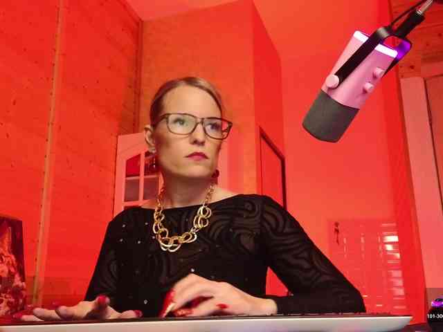 Findom_Lady_Shine webcam