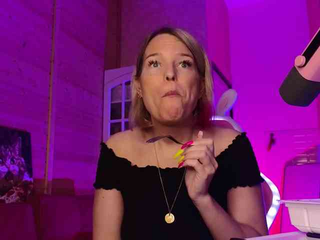 Findom_Lady_Shine webcam