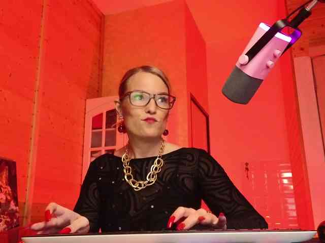 Findom_Lady_Shine webcam