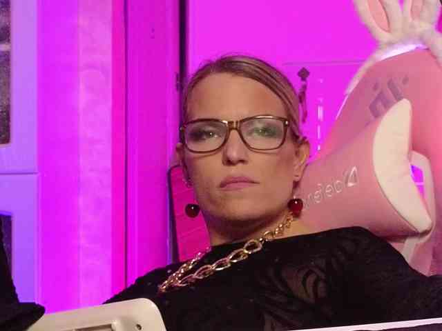 Findom_Lady_Shine webcam