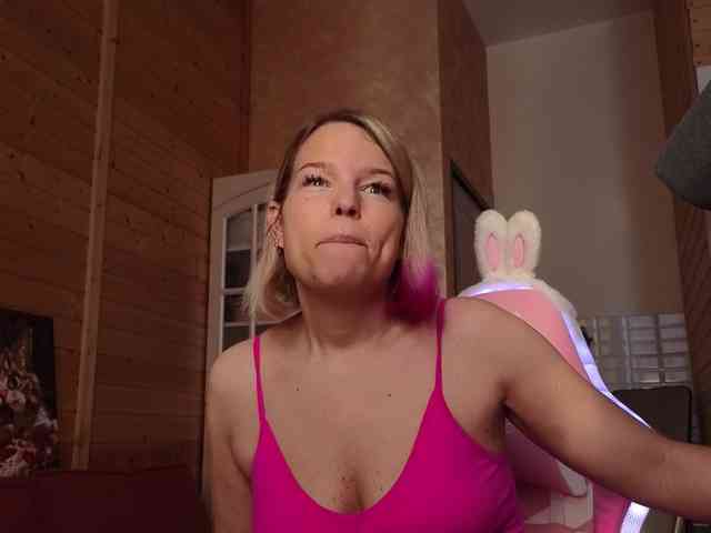 Findom_Lady_Shine webcam