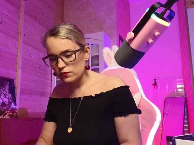 Findom_Lady_Shine webcam