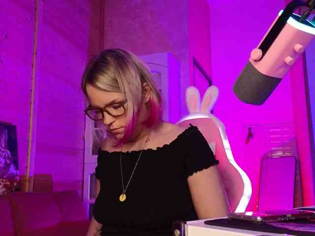 Findom_Lady_Shine webcam