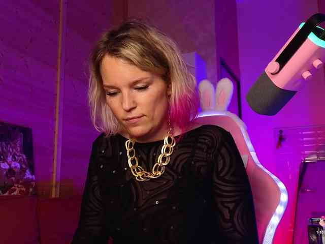 Findom_Lady_Shine webcam