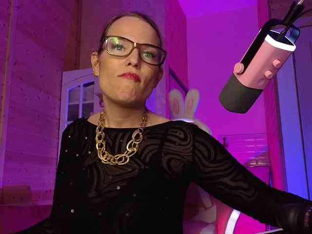 Findom_Lady_Shine webcam
