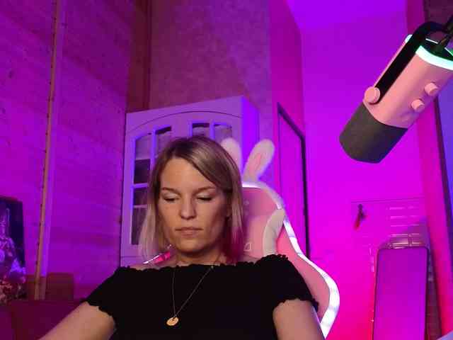 Findom_Lady_Shine webcam