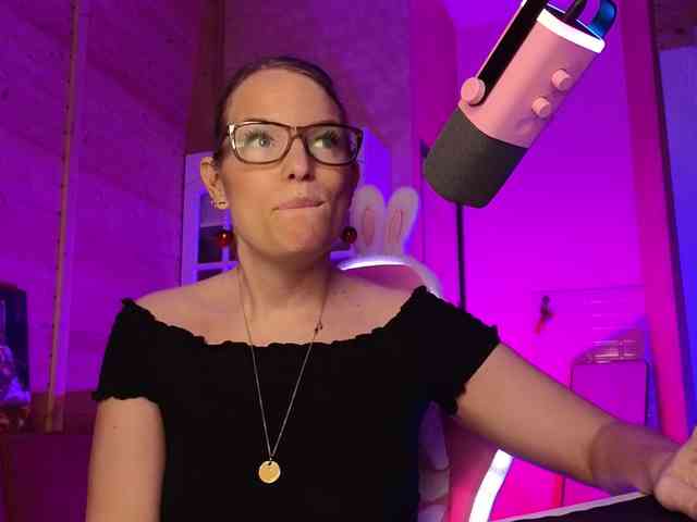 sweeteve050 Live Webcam on BongaCams