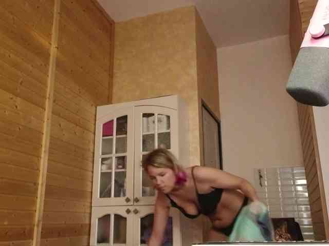 Findom_Lady_Shine webcam