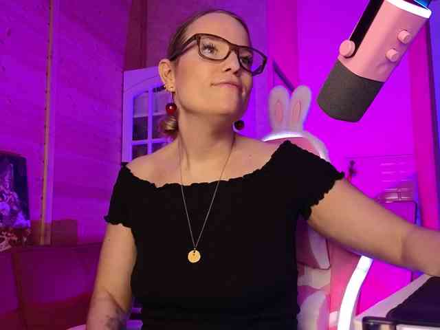 sweeteve050 Live Webcam on BongaCams