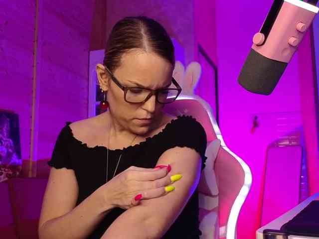 sweeteve050 Live Webcam on BongaCams