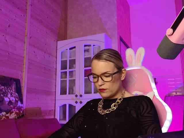 Findom_Lady_Shine webcam