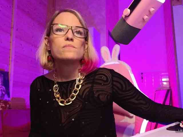 Findom_Lady_Shine webcam