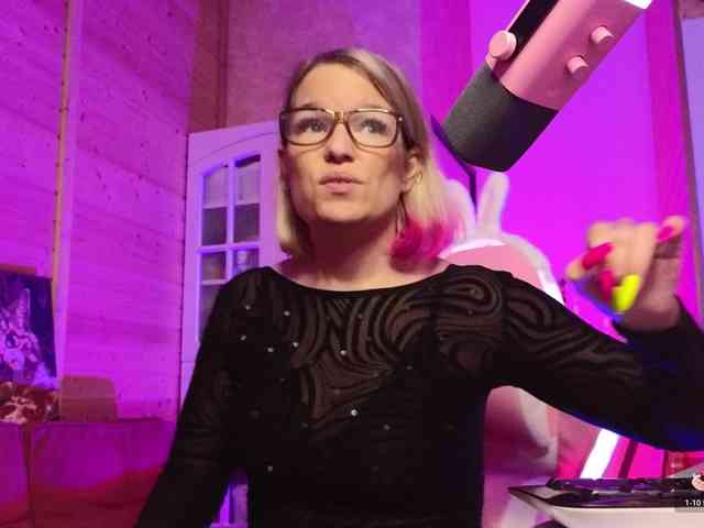 Findom_Lady_Shine webcam