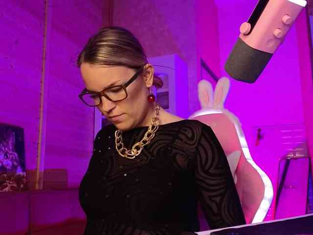 Findom_Lady_Shine webcam