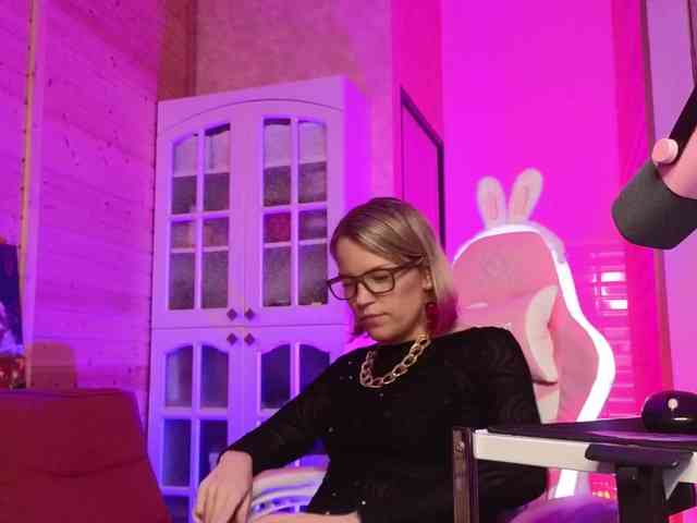 Findom_Lady_Shine webcam