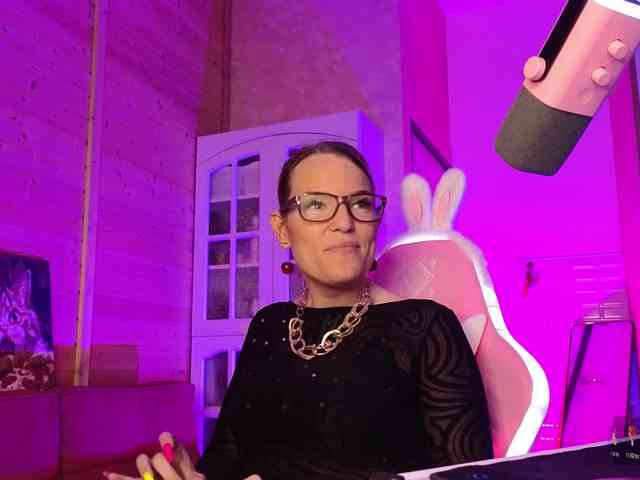 Findom_Lady_Shine webcam