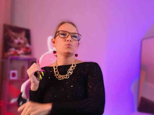 Findom_Lady_Shine webcam
