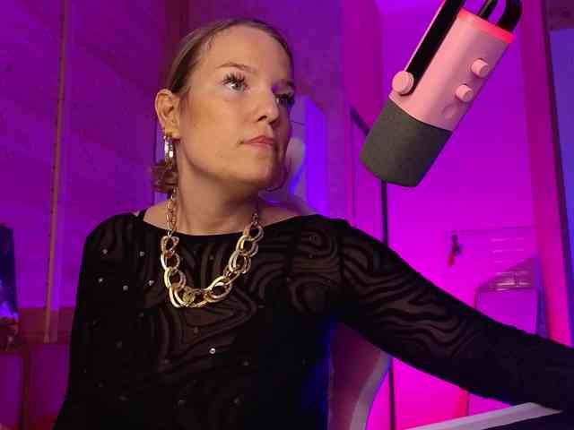 Findom_Lady_Shine webcam