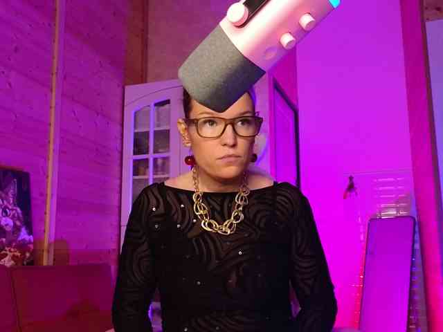 Findom_Lady_Shine webcam