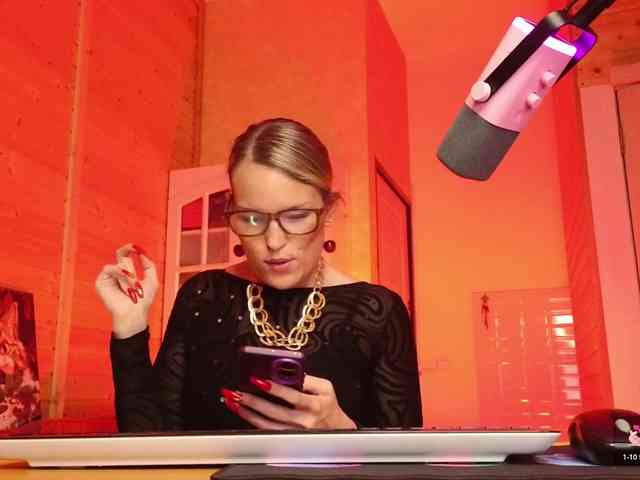 Findom_Lady_Shine webcam