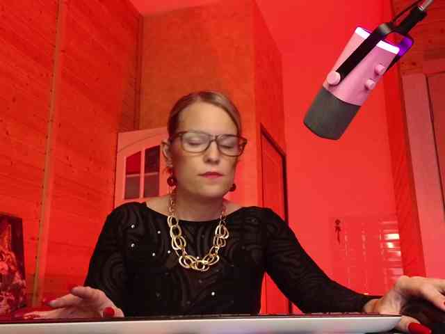 Findom_Lady_Shine webcam