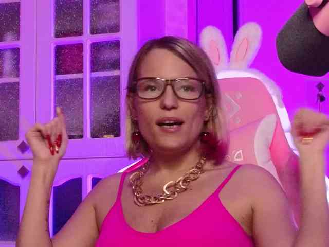 Findom_Lady_Shine webcam