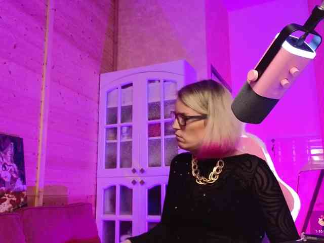 Findom_Lady_Shine webcam