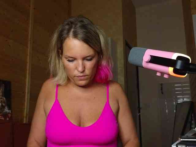 Findom_Lady_Shine webcam