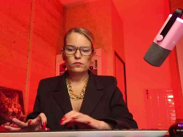 Findom_Lady_Shine webcam