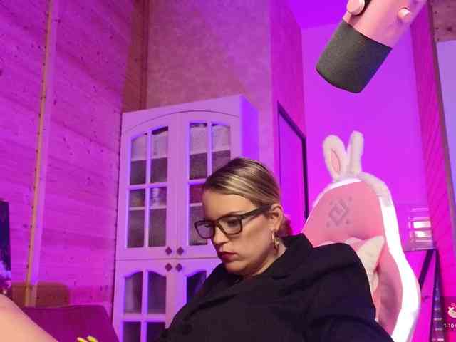 Findom_Lady_Shine webcam