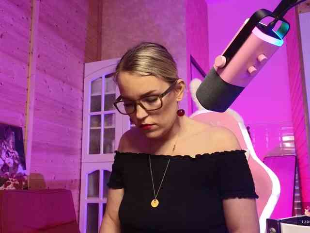Findom_Lady_Shine webcam