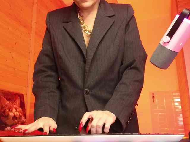 Findom_Lady_Shine webcam