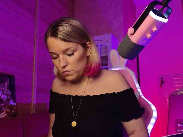 Findom_Lady_Shine webcam