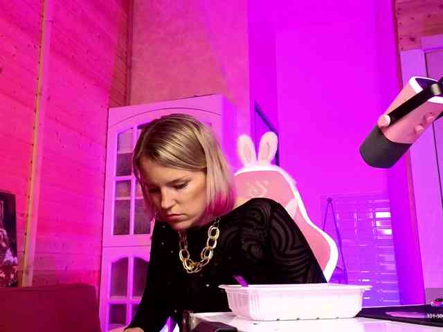 Findom_Lady_Shine webcam