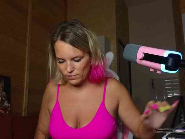 Findom_Lady_Shine webcam