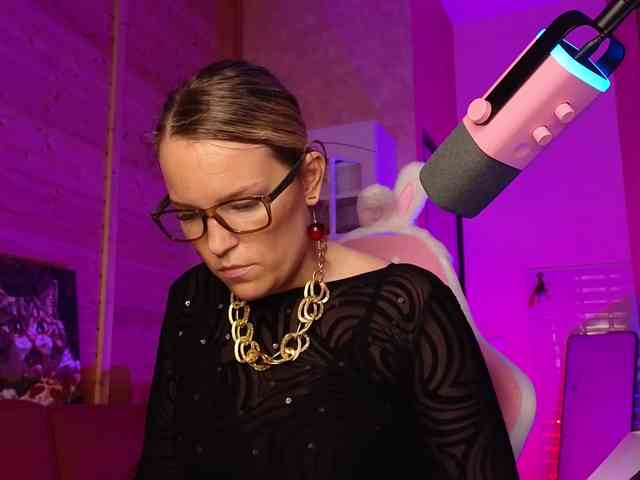 Findom_Lady_Shine webcam